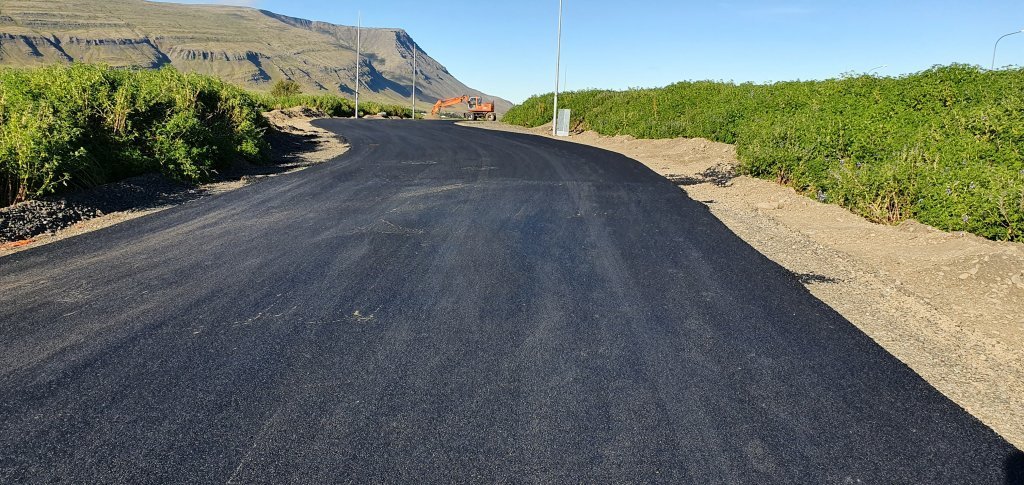 Unnið við malbikun á Háamel og Brekkumel.