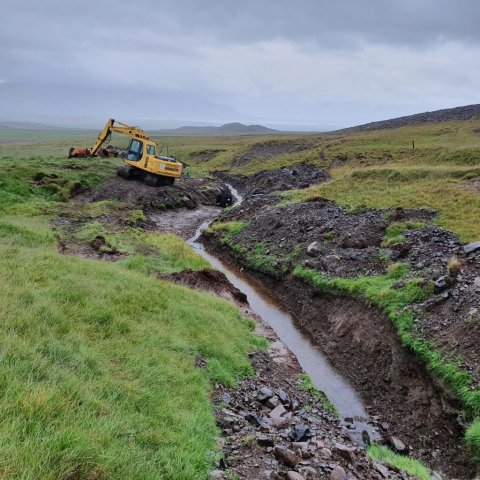 Unnið við vatnsból í landi Hávarsstaða og Neðra-Skarðs.