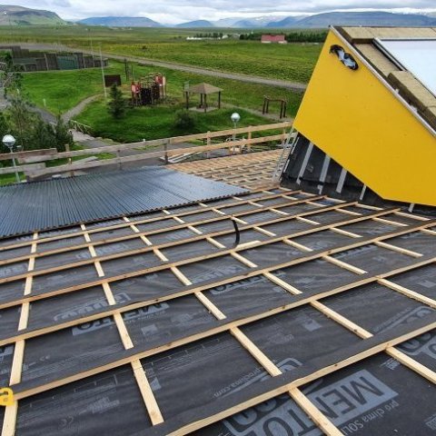 Viðgerð á þaki Heiðarskóla