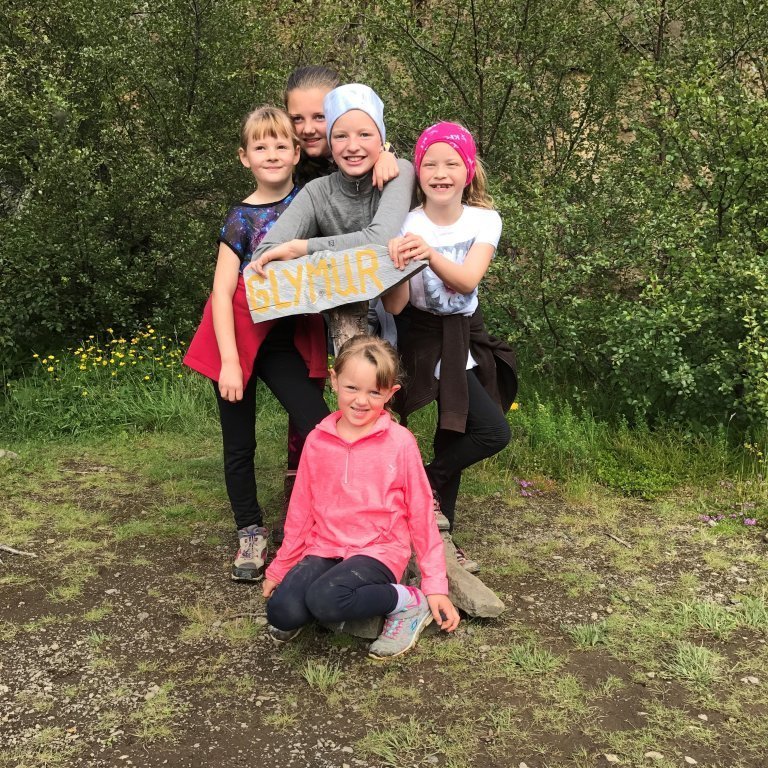 glymur_skilti_stelpur