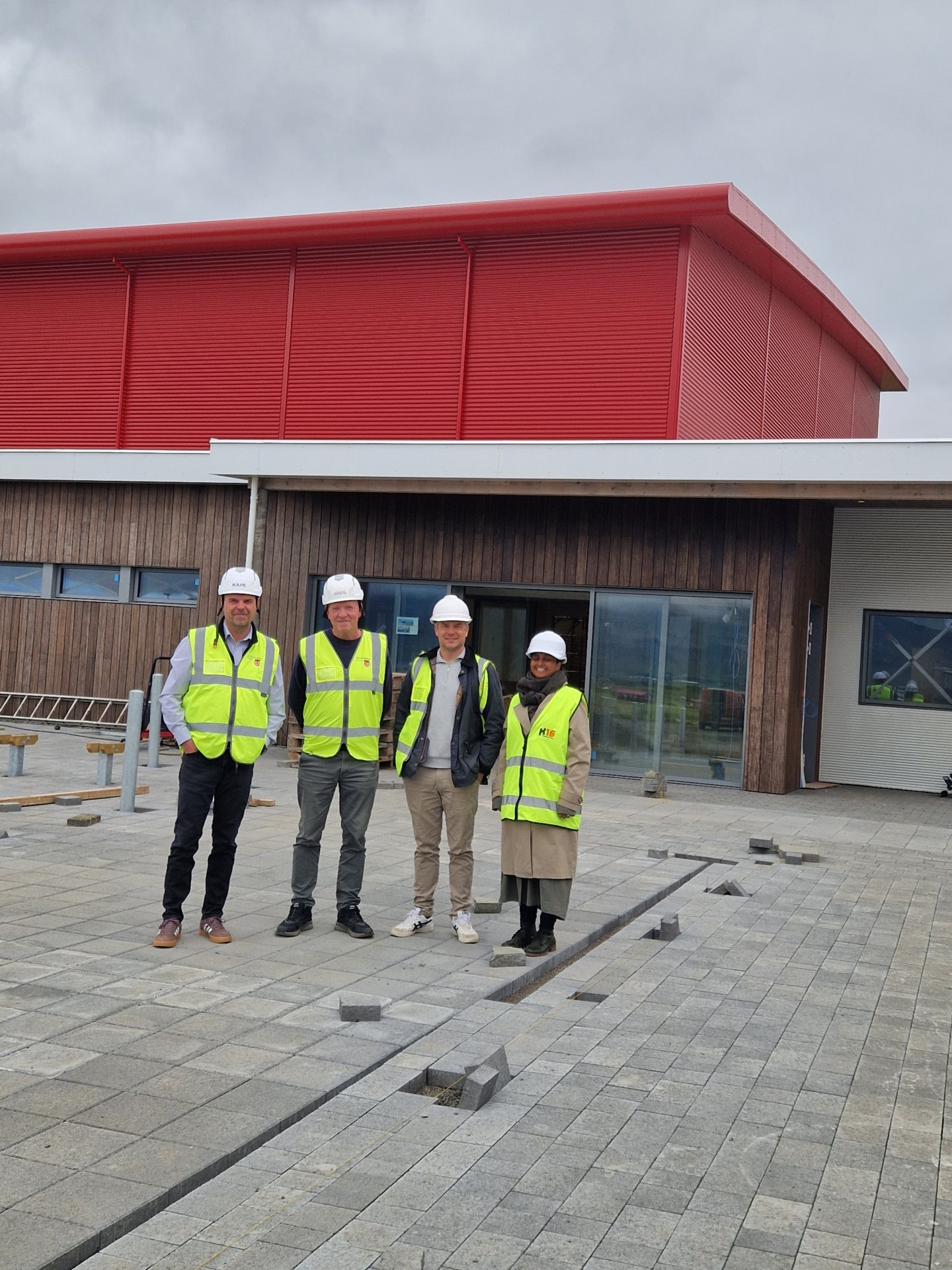 Á mynd hér með má sjá þau Bjarka sveitarstjóra, Hlyn verkefnastjóra framkvæmda- og eigna, Helga Óttarr forstöðumann íþrótta- og frístundamála, sem er að vinna sinn fyrsta starfsdag hjá Hvalfjarðarsveit, og Svölu Ýr verkefnastjóra velferðar- og fræðsludeildar.  