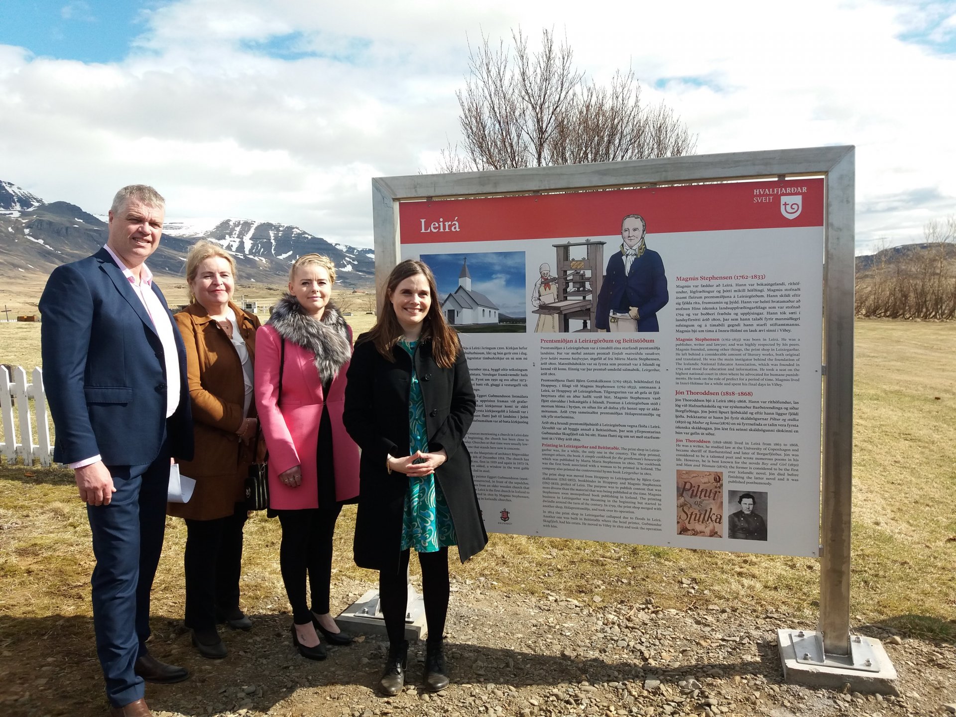 Ásgeir Örn Kristinsson frá Leirá, Brynja Þorbjörnsdóttir, fomaður Menningar- og markaðsnefndar Hvalfjarðarsveitar, Linda Björk Pálsdóttir, sveitarstjóri Hvalfjarðarsveitar og Katrín Jakobsdóttir, forsætisráðherra.