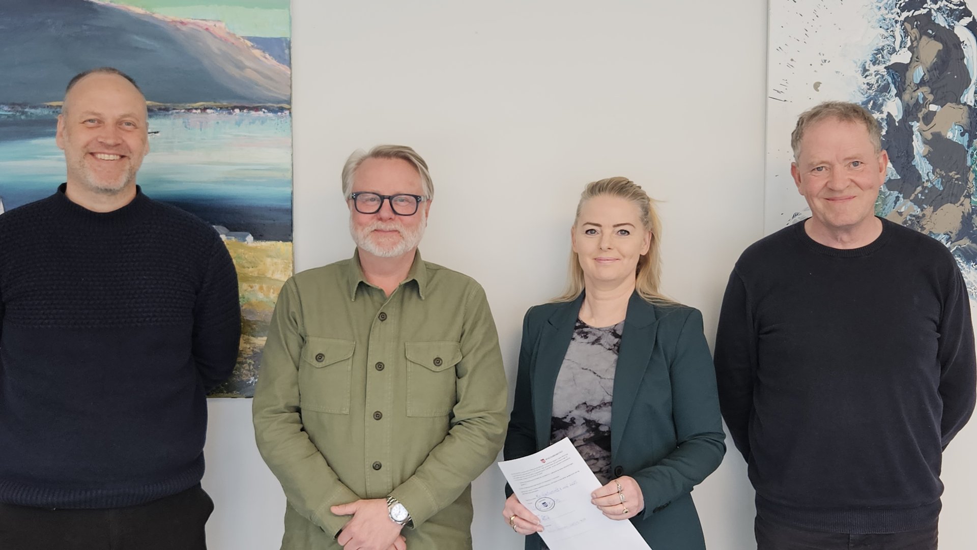 Mynd frá undirritun verksamnings, Guðjón Jónasson, formaður Mannvirkja- og framkvæmdanefndar, Kristján Garðarsson frá Andrúm arkitektum ehf., Linda Björk Pálsdóttir, sveitarstjóri og Hlynur Sigurdórsson, verkefnastjóri framkvæmda og eigna.

