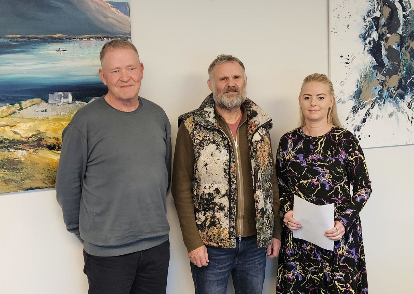 Á myndinni eru Hlynur Sigurdórsson, verkefnastjóri framkvæmda og eigna, Hannes Baldursson, framkvæmdastjóri K16 ehf. og Linda Björk Pálsdóttir, sveitarstjóri.