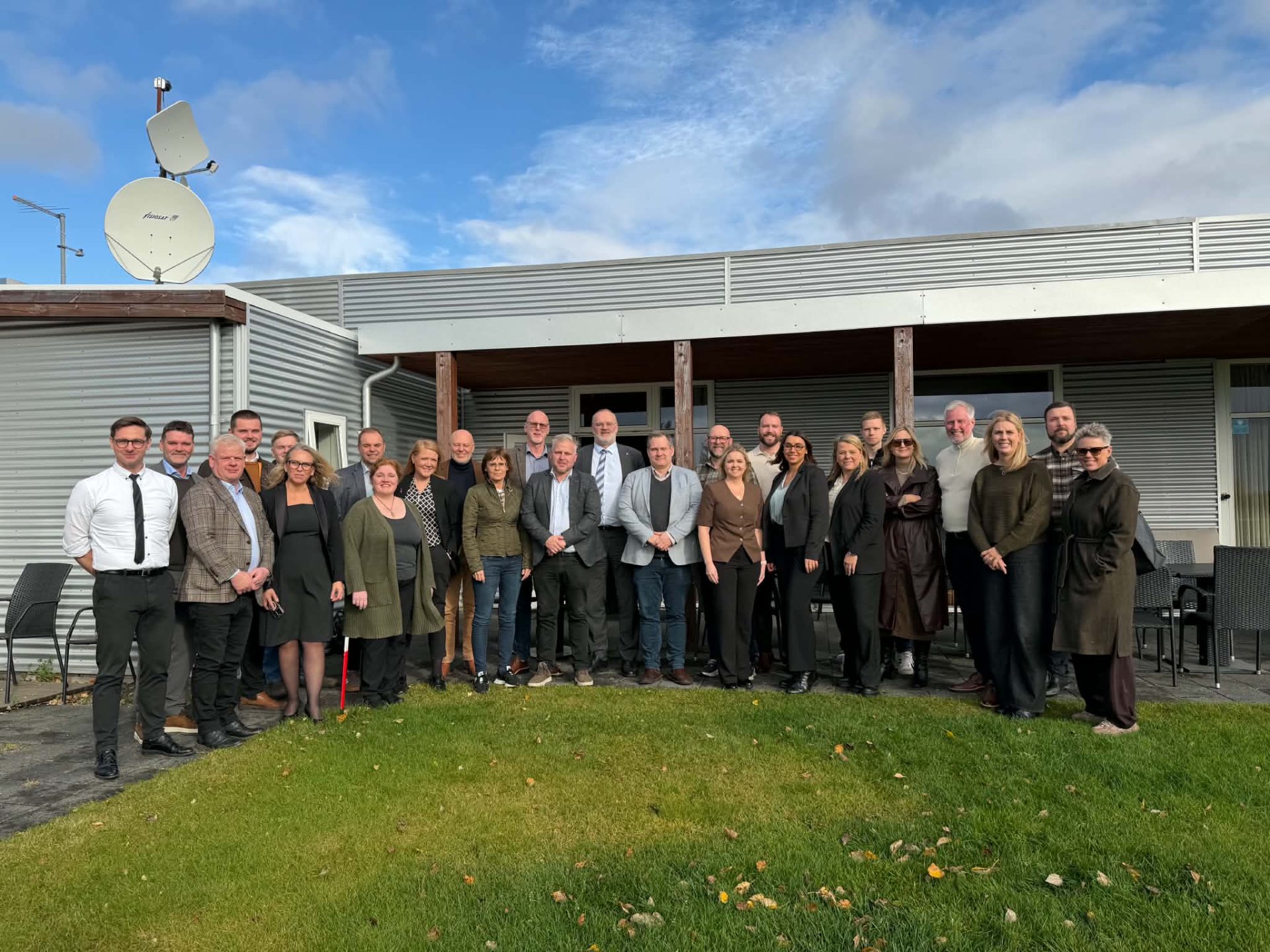 Fundarmenn að loknum fundi fyrir utan Hótel Hamar