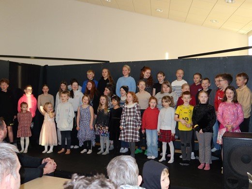 Nemendur Heiðarskóla flytja Heiðó lagið