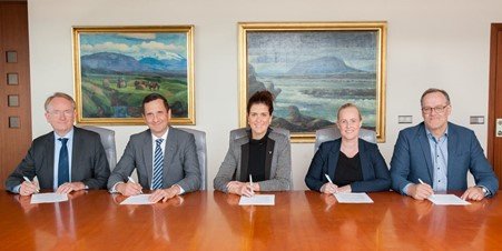 Frá vinstri: Benedikt Stefánsson, forstöðumaður viðskiptaþróunar hjá CRI, Hörður Arnarson, forstjóri Landsvirkjunar, Þórdís Kolbrún R. Gylfadóttir, ferðamála-, iðnaðar- og nýsköpunarráðherra, Álfheiður Ágústsdóttir, forstjóri Elkem á Íslandi og Ólafur Adolfsson, stjórnarformaður Þróunarfélags Grundartanga.