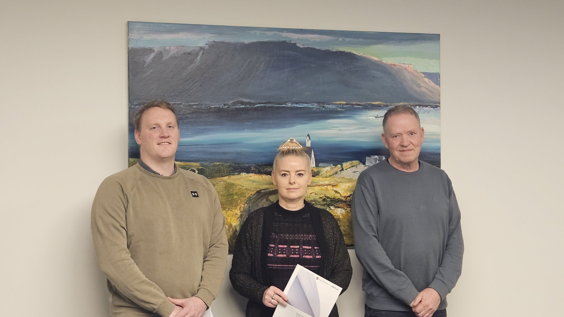 Mynd frá undirritun samnings um verkfræðihönnun:  Orri Jónsson, svæðisstjóri EFLU, Linda Björk Pálsdóttir, sveitarstjóri og Hlynur Sigurdórsson, verkefnastjóri framkvæmda og eigna.