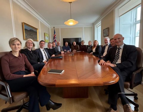 Sveitarstjórar og bæjarstjórar af Vesturlandi ásamt framkvæmdastjóra og formanni SSV funduðu með for…