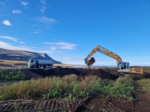 Framkvæmdir hafnar við fyrsta grunninn í Lyngmel